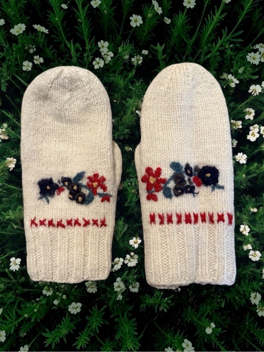 Vintage Norway Handmade 100% Wool Mittens Embroidered Floral & Berries